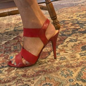MARC FISHER Red Mid Heel Sandle Sz 8 in excellent pre loved condition.